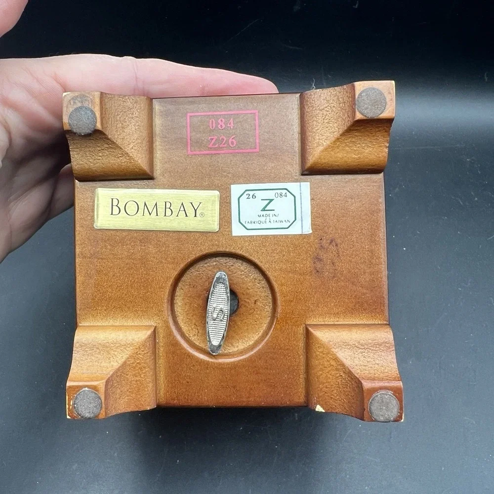 Vintage Bombay Company Musical Jewelry Ring Box Mahogany Wood Green Velvet Lined